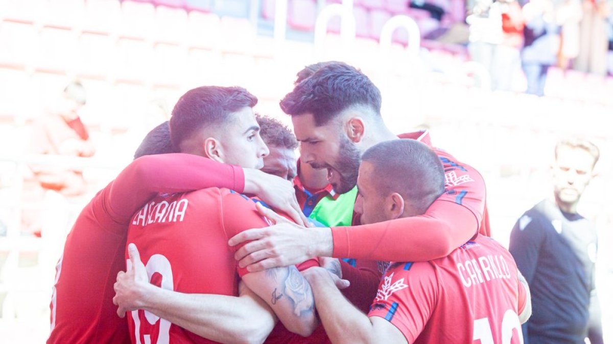 Los jugadores del Numancia piden el apoyo de la afición en las redes sociales. MARIO TEJEDOR