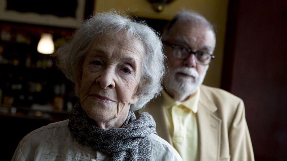La poeta Ida Vitale, junto a su marido Enrique Fierro, en el 2014 en Barcelona.-FERRAN NADEU