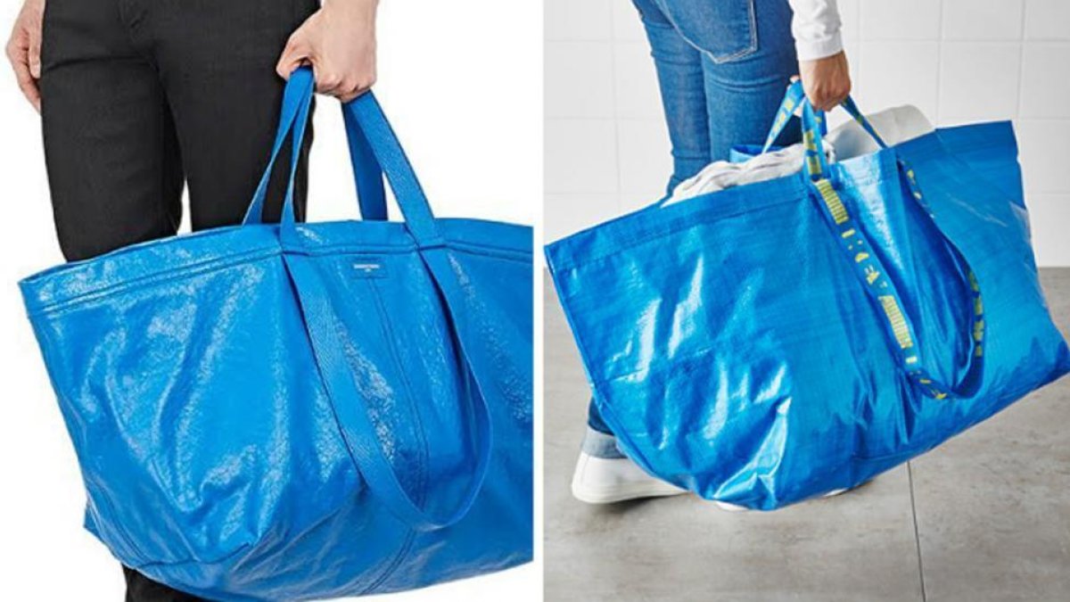A la izquierda, un modelo con el bolso de Balenciaga. Al lado, la Frakta de Ikea.-BALENCIAGA / IKEA