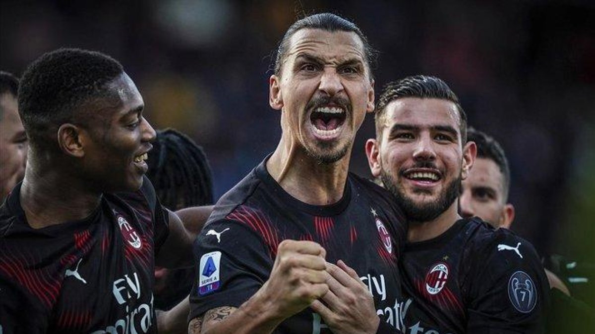Ibrahimovic celebra su gol al Cagliari.-