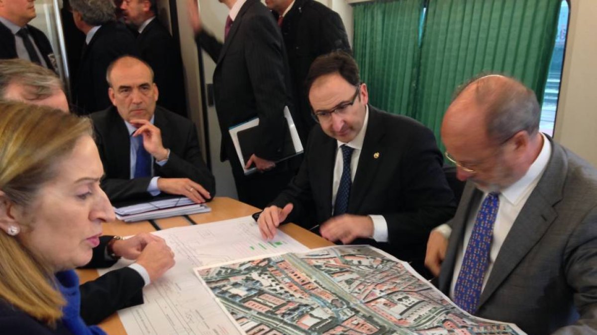 La ministra de Fomento Ana Pastor junto al alcalde de Valladolid, Javier León de La Riva (d) y el alcalde de Palencia, Alfonso Polanco-El Mundo