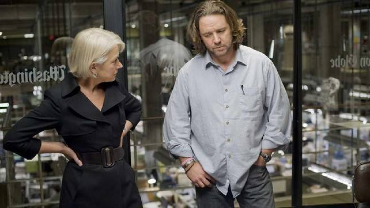 Helen Mirren y Russell Crowe, en una escena de la película 'La sombra del poder'.-