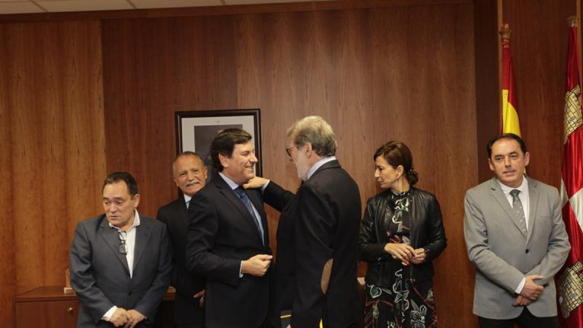 El presidente de Cecale, Santiago Aparicio, saluda a Carlos Fernández Carriedo, en la reunión de ayer ante los representantes de la Diputación.-L.A.T.