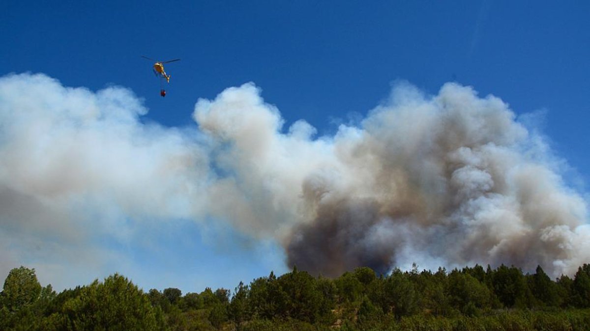 Tareas de extinción de un incendio en el monte de Barcebalejo.