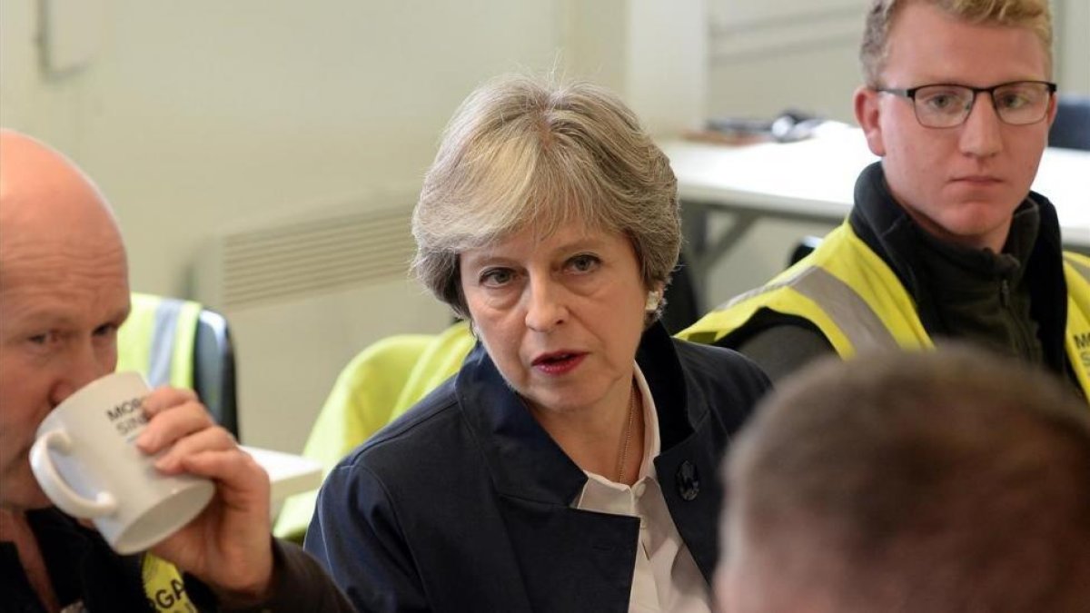 May, durante una visita a unas obras en Old Buckenham (Norfolk), el 26 de octubre.-REUTERS