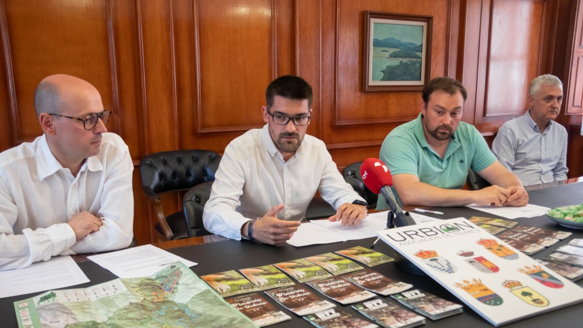 Presentación de las nuevas rutas, ayer en la Casa de la Tierra.-GONZALO MONTESEGURO