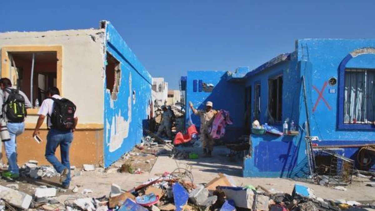 Los vecinos de Ciudad Acuña junto a los escombros de los derrumbes causados por el tornado.-Foto: AFP / RAUL LLAMAS