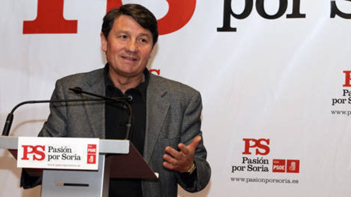 Antonio Guitiérrez, durante su charla en el Alfonso VIII. / VALENTÍN GUISANDE-