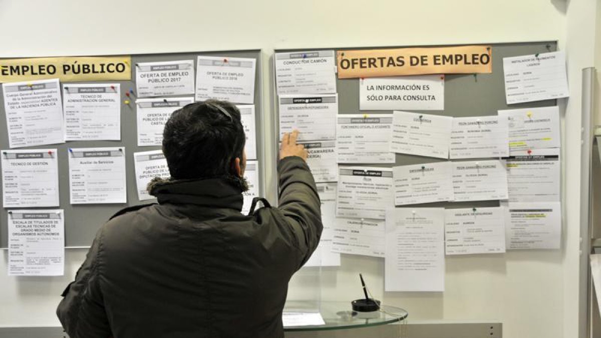 Una persona consulta las ofertas de empleo en el tablón del Ecyl en una imagen de archivo. HDS
