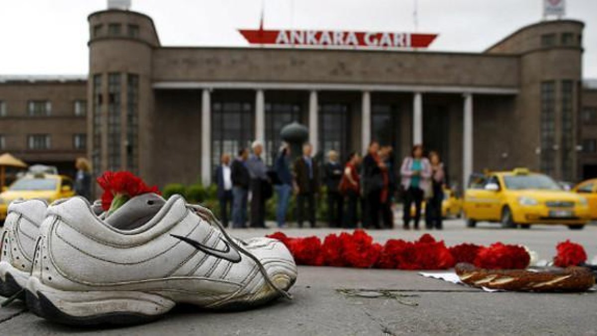 Un par de zapatillas y flores, en el lugar del cruel atentado vivido en Ankara, el pasado sábado.-REUTERS / UMIT BEKTAS