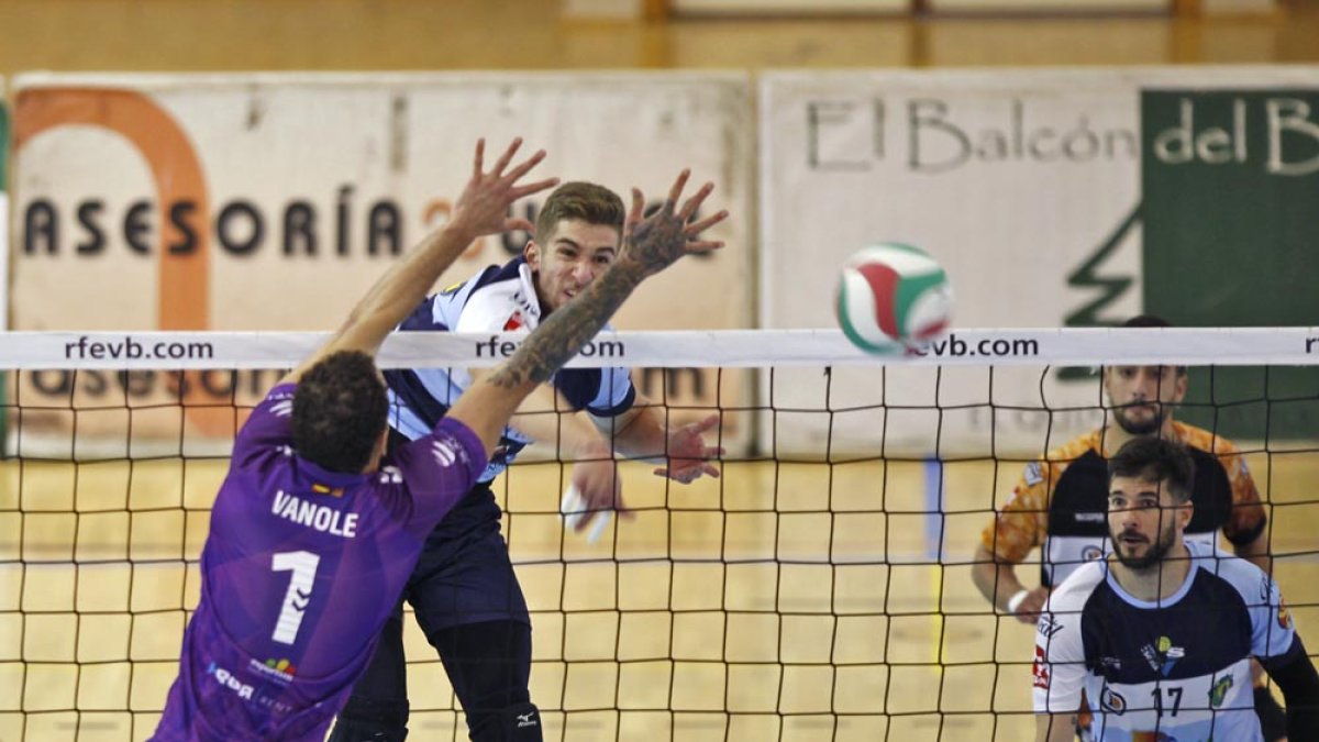El celeste Villalba supera el bloqueo de Vanole, jugador del CVManacor, durante el partido disputado ayer en el pabellón de Los Pajaritos. MARIO TEJEDOR