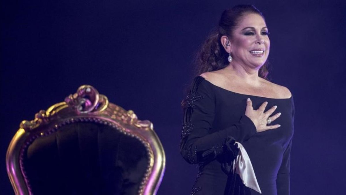 Isabel Pantoja, en el concierto que ofreció en el Palau Sant Jordi en febrero.-FERRAN SENDRA