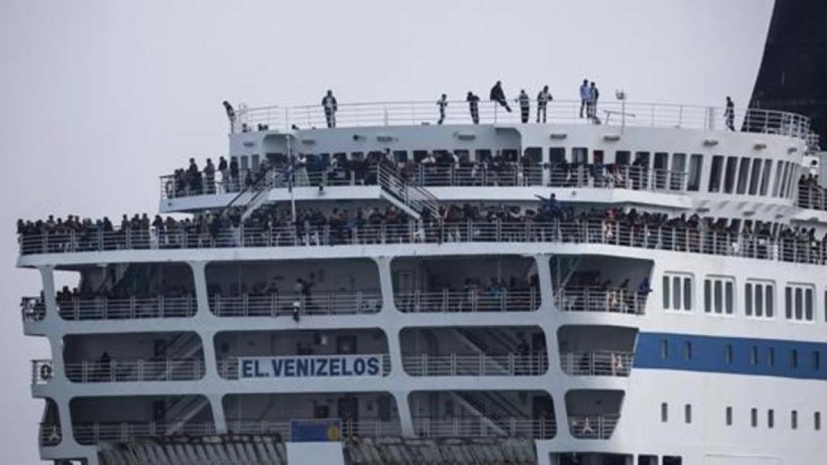 Un bebé sirio llegado en barca este domingo a Lesbos.-AP