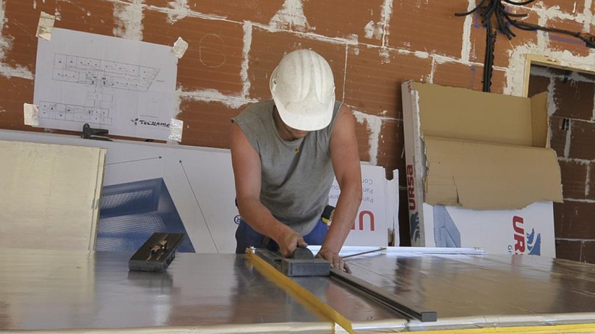 Un trabajador de la construcción en una obra.-VALENTÍN GUISANDE