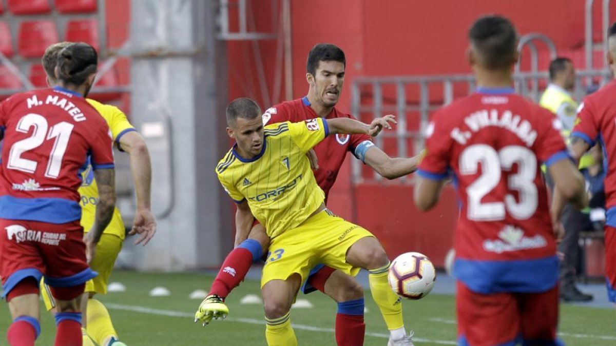Carlos Gutiérrez pugna con Aketxe durante el partido de la primera vuelta entre el Numancia y el Cádiz en Los Pajaritos.-LUIS ÁNGEL TEJEDOR