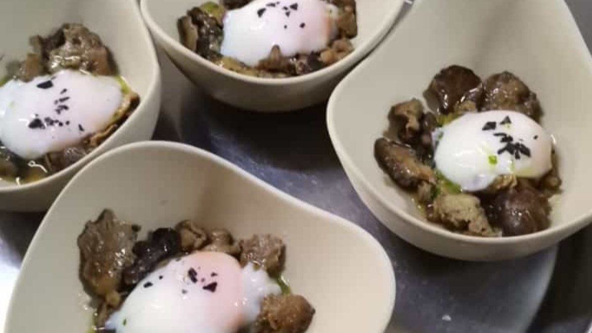 Receta de huevos poché y setas de cardo propuesta por el restaurante Alcores en la capital. HDS