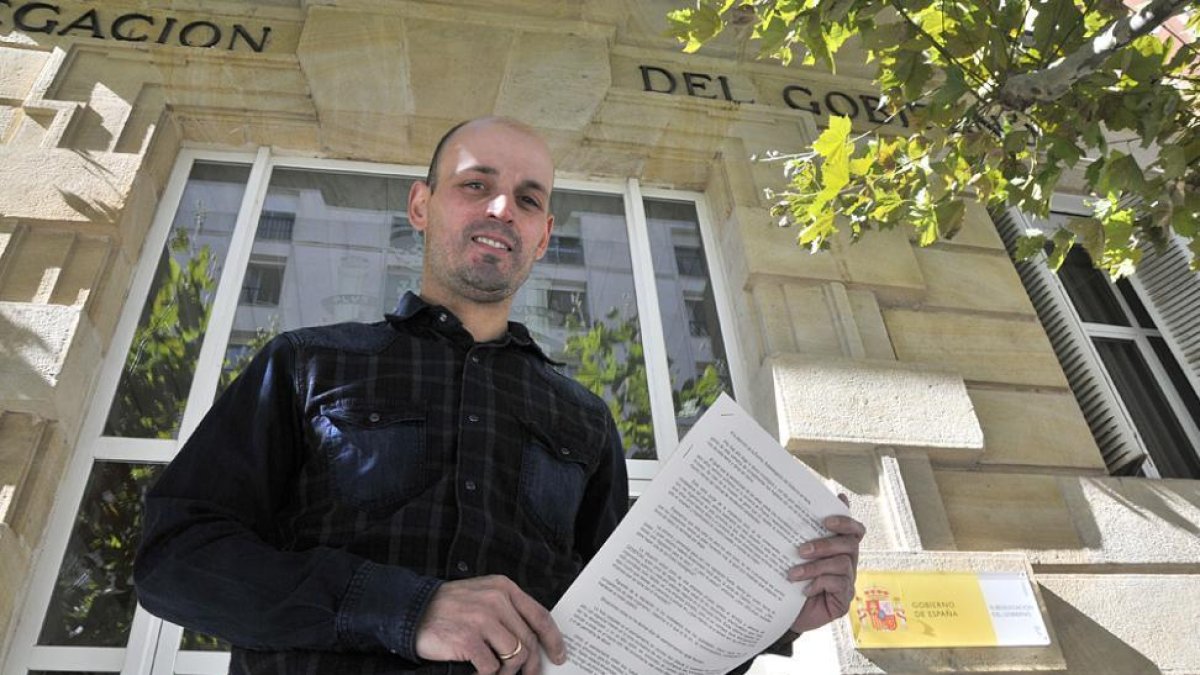 Juan Ramón Soria en la puerta de la Subdelegación con el documento presentado y respaldado por 711 firmas visontinas.-VALENTÍN GUISANDE
