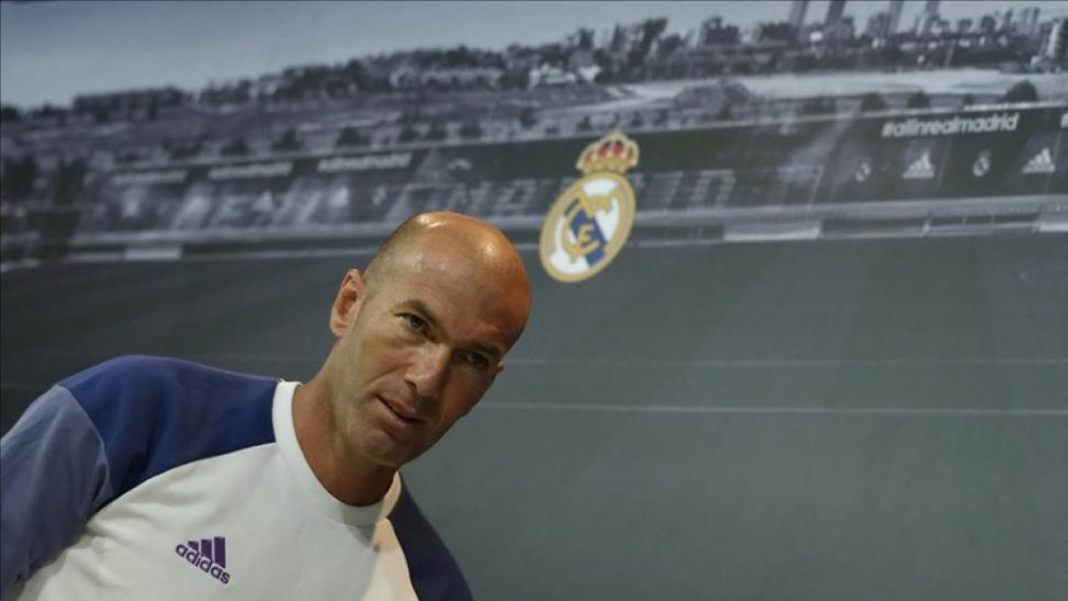 Zinedine Zidane, al término de la rueda de prensa de este sábado en la ciudad deportiva de Valdebebas-JUAN CARLOS HIDALGO / EFE