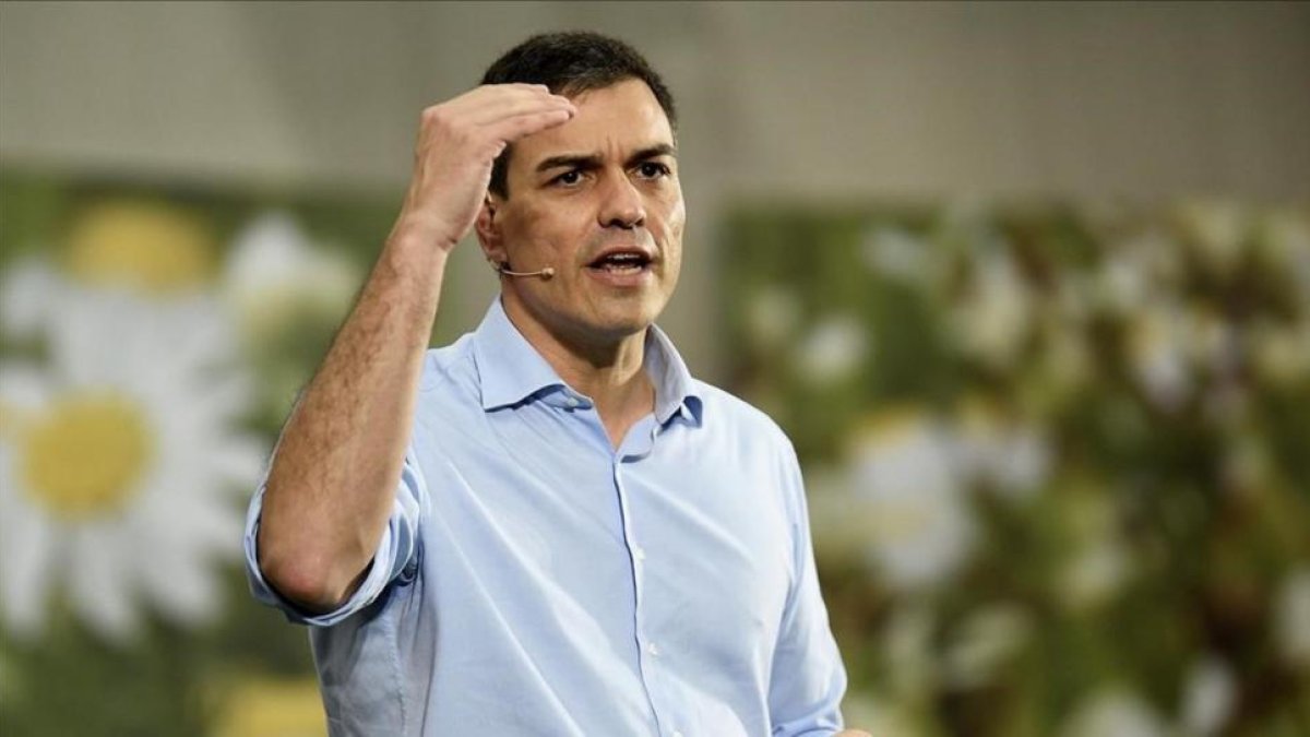 Sánchez, el pasado miércoles, durante un mitin en Torrelavega (Cantabria).-EFE / PEDRO PUENTE HOYOS