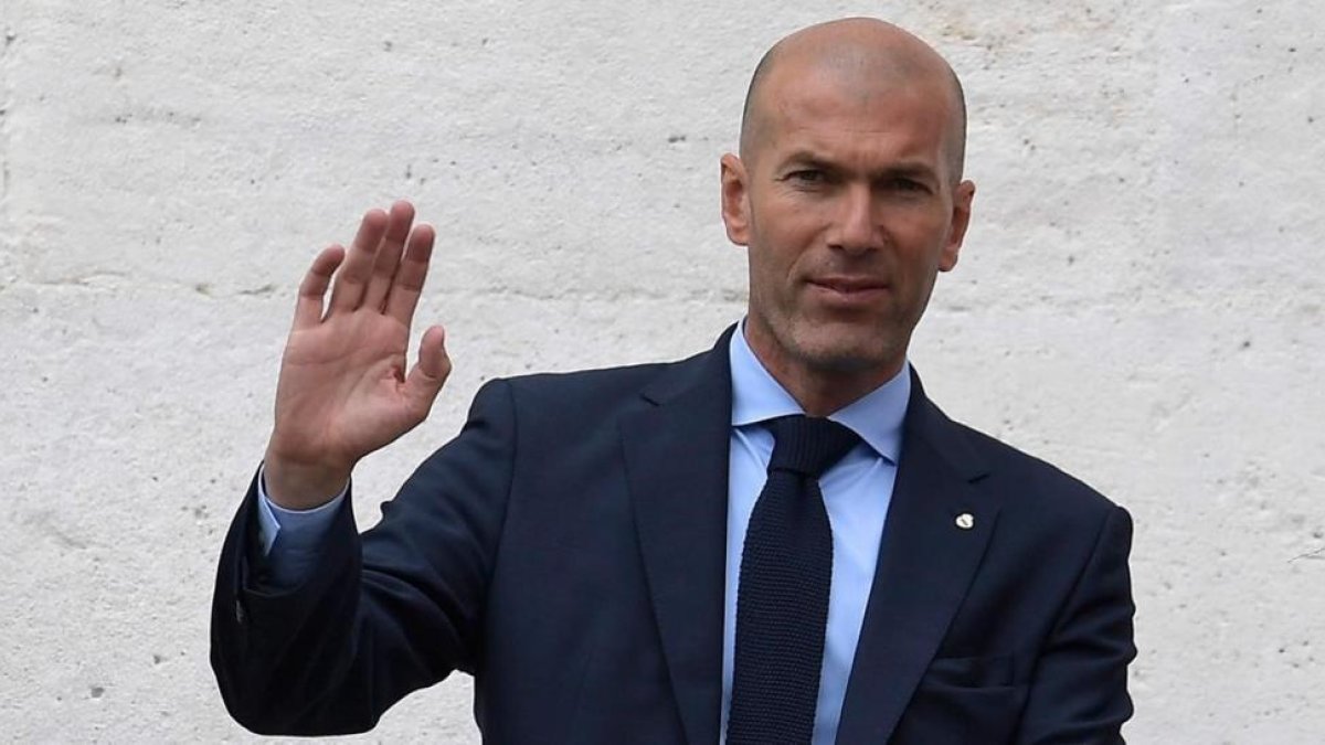 Zinedine Zidane saluda a los aficionados durante la rúa, el pasado 27 de mayo.-/ OSCAR DEL POZO (AFP)