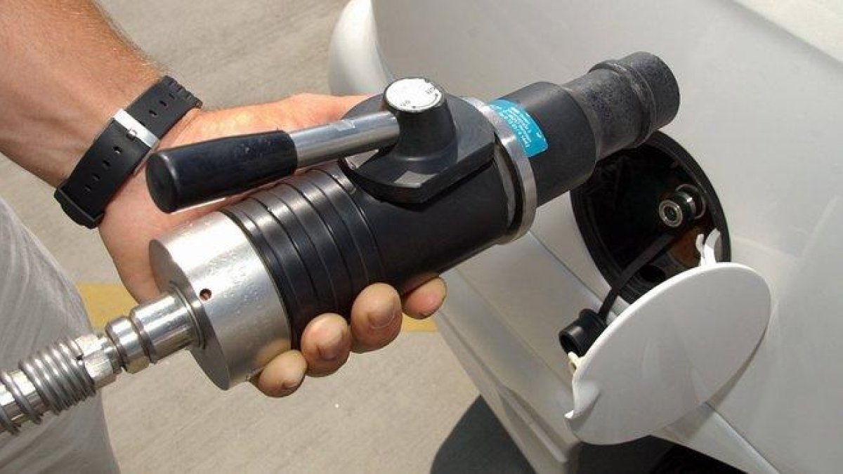 Sistema de recarga de hidrógeno en un vehículo.-AP