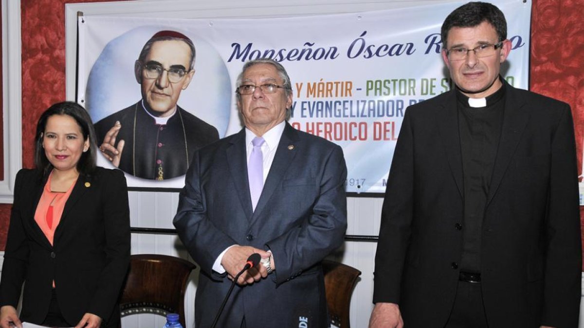 Laura Marlene Morán, Jorge Alberto Palencia y Ángel Hernández en la clausura.-VALENTÍN GUISANDE