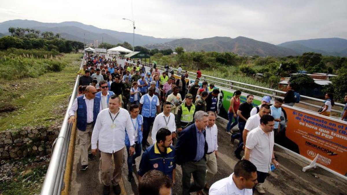 El alto comisionado de Naciones Unidas para los Refugiados  Acnur   Filippo Grandi  recorre el puente internacional Simon Bolivar  paso fronterizo entre Venezuela y Colombia.-EFE