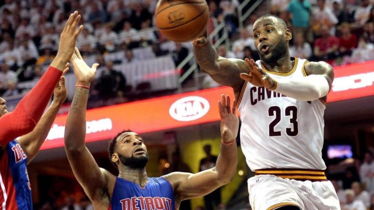 James juega ante Drummond, de los Pistons.-USA TODAY / KEN BLAZE