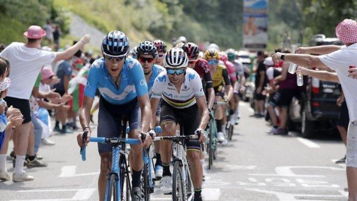 Alejandro Valverde rueda detrás de Marc Soler.-EFE / GUILLAUME HORCAJUELO