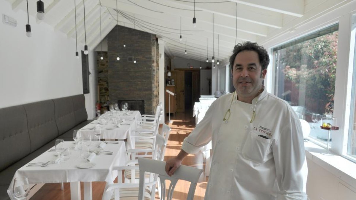 El cocinero Miguel Martínez en la sala de su acogedor y diáfano restaurante berciano.-I.M.