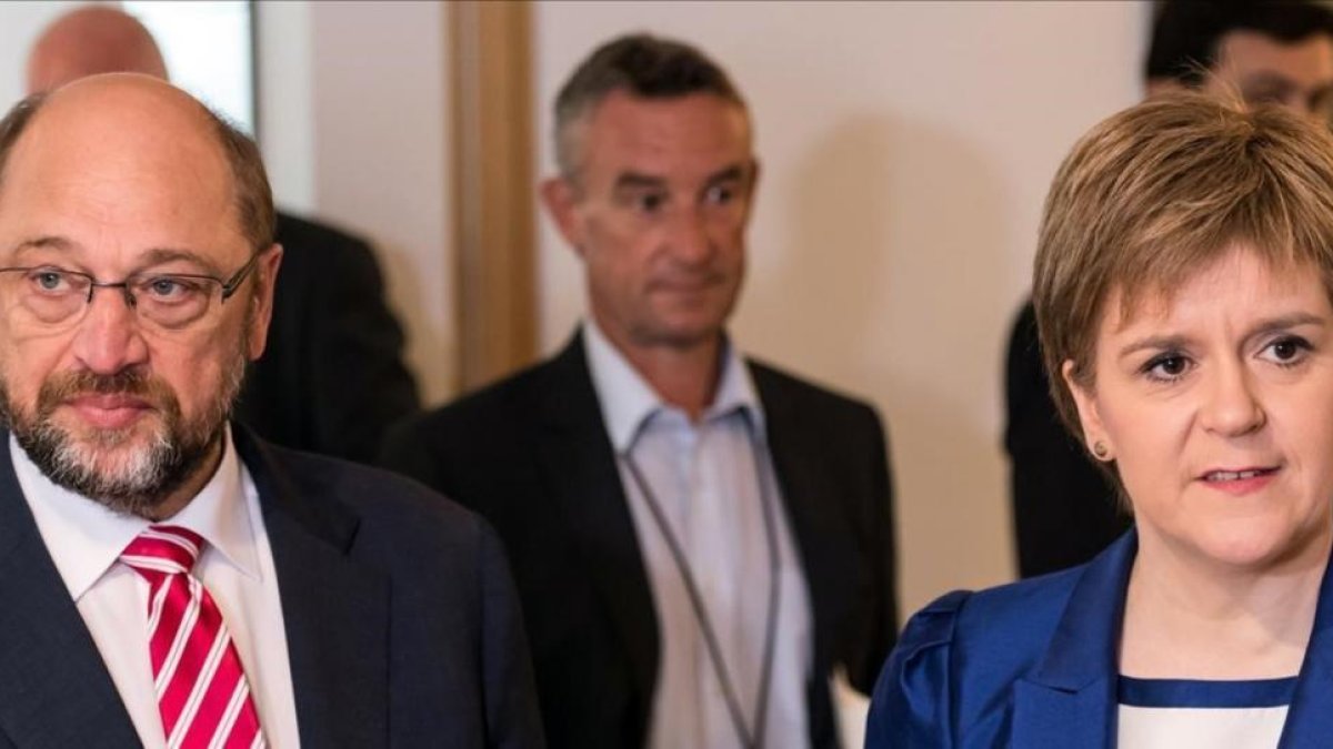 Martin Schultz y Nicola Sturgeon, en Bruselas.-Ap/ Geert Vanden Wijngaert