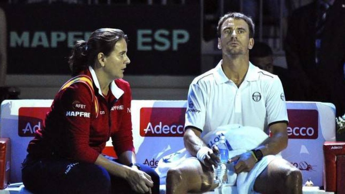 Conchita Martínez habla con Tommy Robredo en un descanso de su partido contra Andrey Rublev.-Foto:   EFE / JAVIER DELGADO