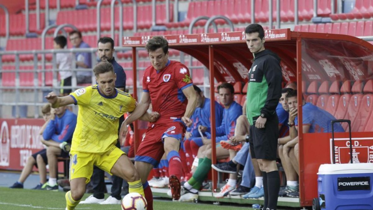 Guillermo pugna con Correa, del Cádiz, durante el partido disputado el pasado sábado en Los Pajaritos.-LUIS ÁNGEL TEJEDOR