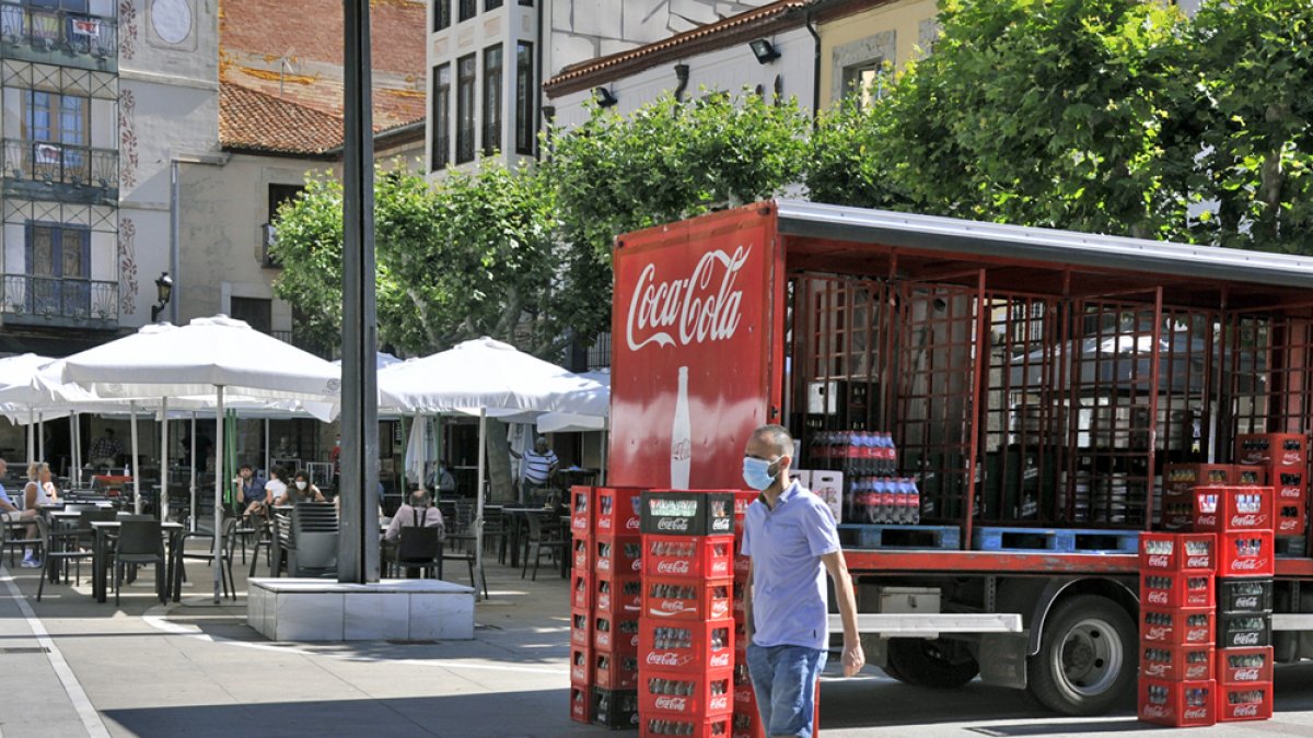 Reposición de bebidas y terrazas en la plaza Herradores. VALENTÍN GUISANDE