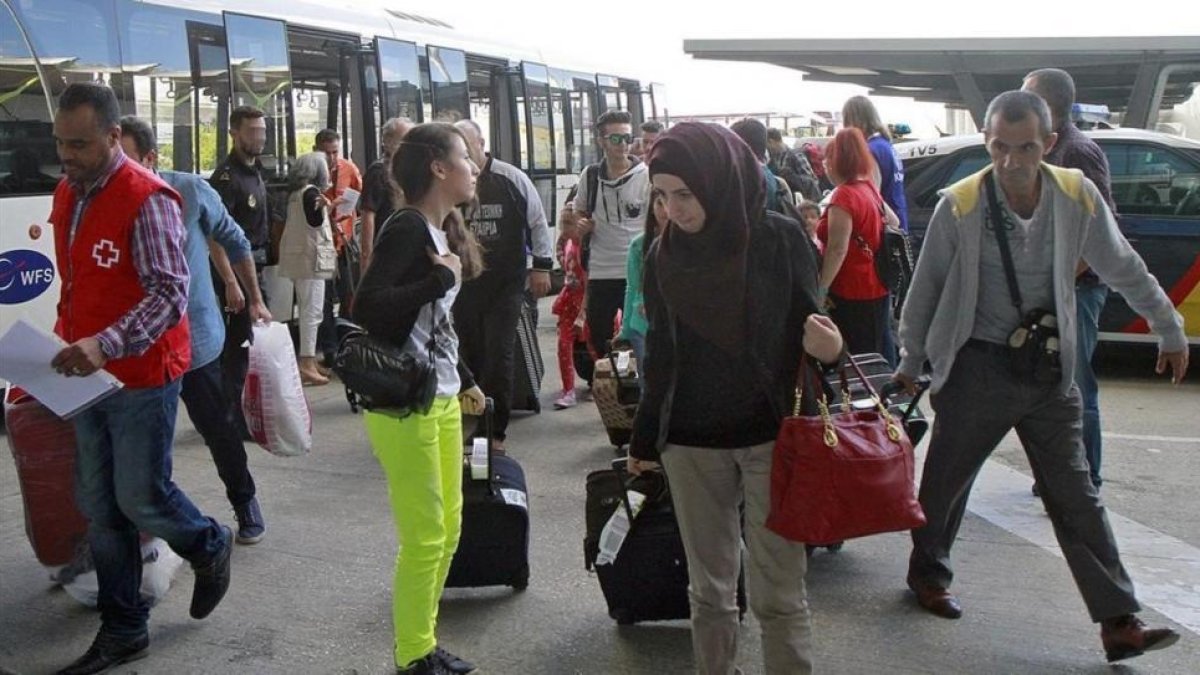 Un grupo de 31 refugiados sirios e iraquís llega al aeropuerto Adolfo Suarez de Madrid.-EFE / JOSÉ MARÍA CUADRADO JIMÉNEZ