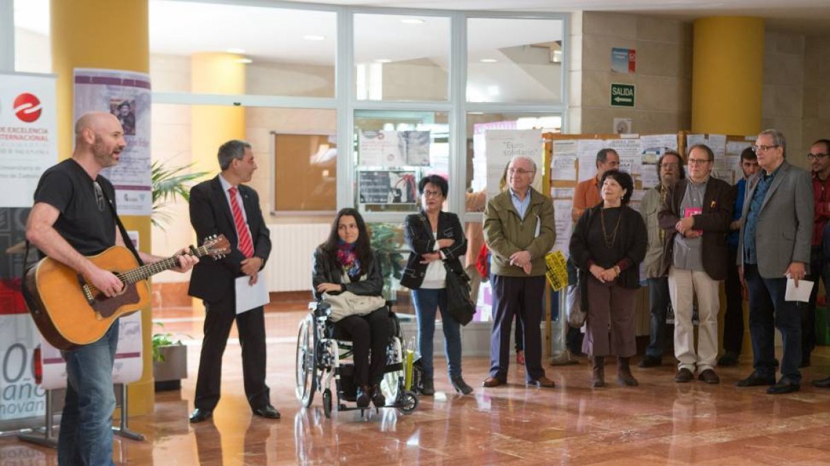 La Escuela Universitaria de Magisterio acogió la sesión titulada ‘Zamora con León Felipe’, en la que se rindió homenaje al poeta de Tábara con un recital de poesía en hebreo y en castellano. La actividad contó con la participación de integrantes del Centr-Ical