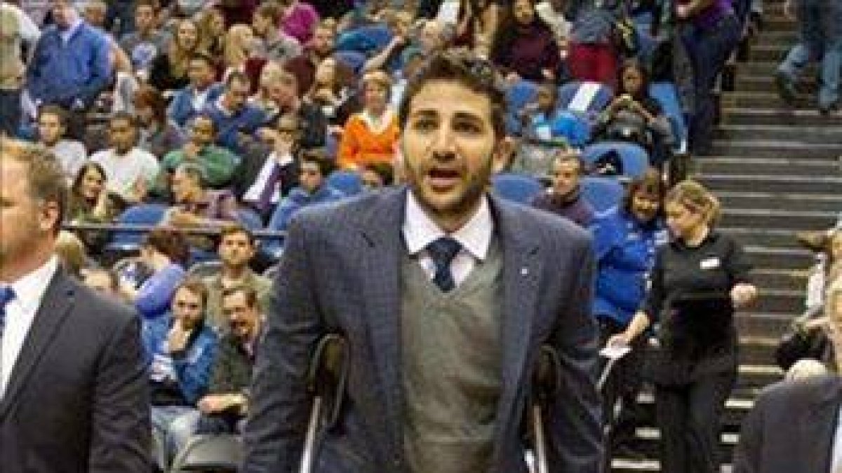 Ricky Rubio abandona la pista con muletas tras ver el partido de su equipo, los Minnesota Timberwolves, contra los New York Knicks.-Foto: EFE / ANDY KING