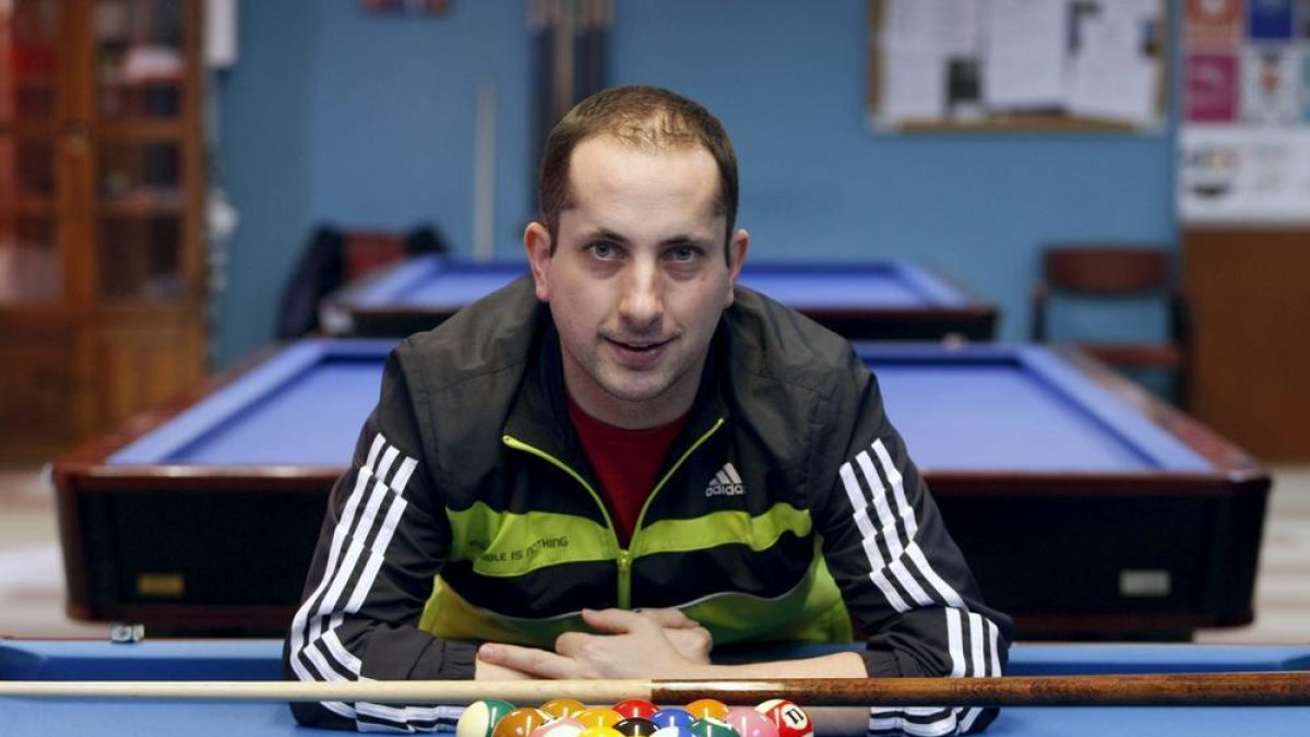Carlos Cortés, en la sala de billar del Casino Amistad Numancia. HDS