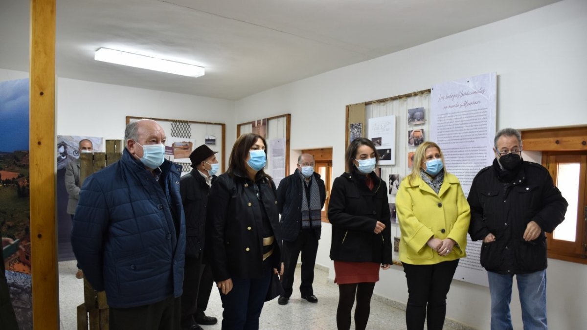 Inauguración ayer de la exposición en las antiguas escuelas de Atauta.-HDS