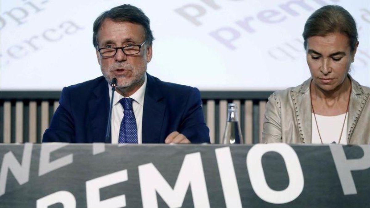 El presidente de Planeta, José Creuheras, y Carmen Posadas, miembro del jurado del premio.-ANDREU DALMAU (EFE)