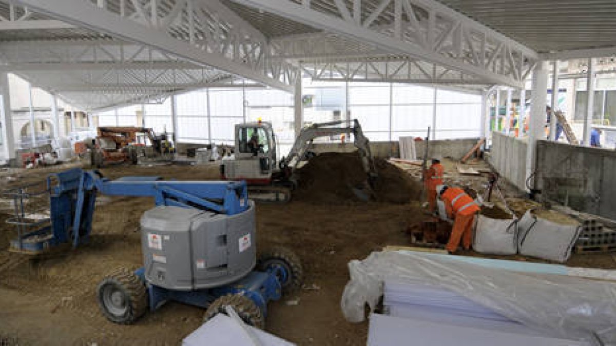 Varios empleados trabajan en las obras de construcción del mercado provisional. / ÚRSULA SIERRA-