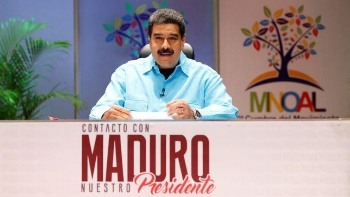 Maduro, durante su programa de televisión semanal 'En contacto con Maduro', en Caracas, este martes.-REUTERS