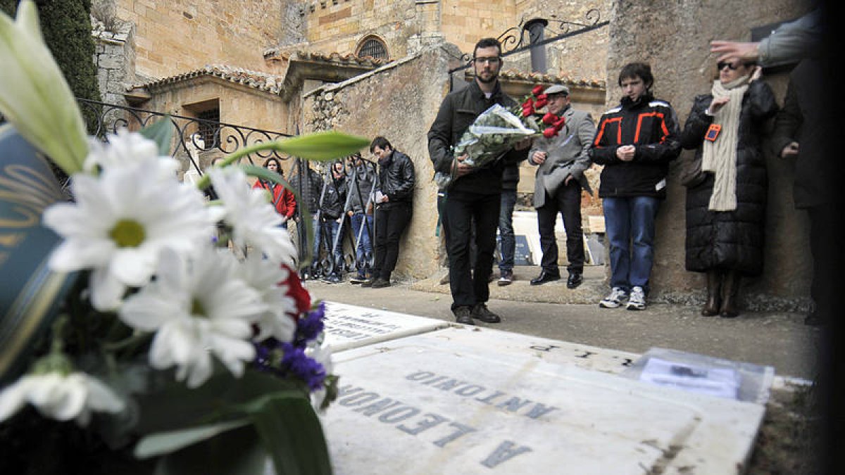 El Ayuntamiento y el Instituto Machado homenajearon al poeta en la tumba de Leonor. / DIEGO MAYOR-