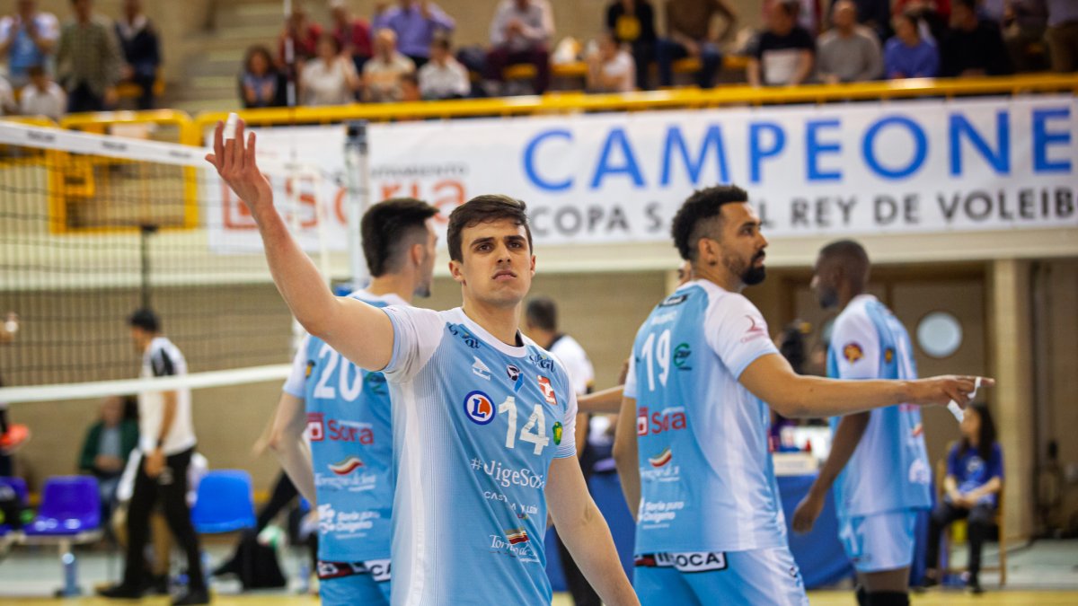 El Río Duero recibe al CV Guaguas en Los Pajaritos en el primer partido de la final. MARIO TEJEDOR