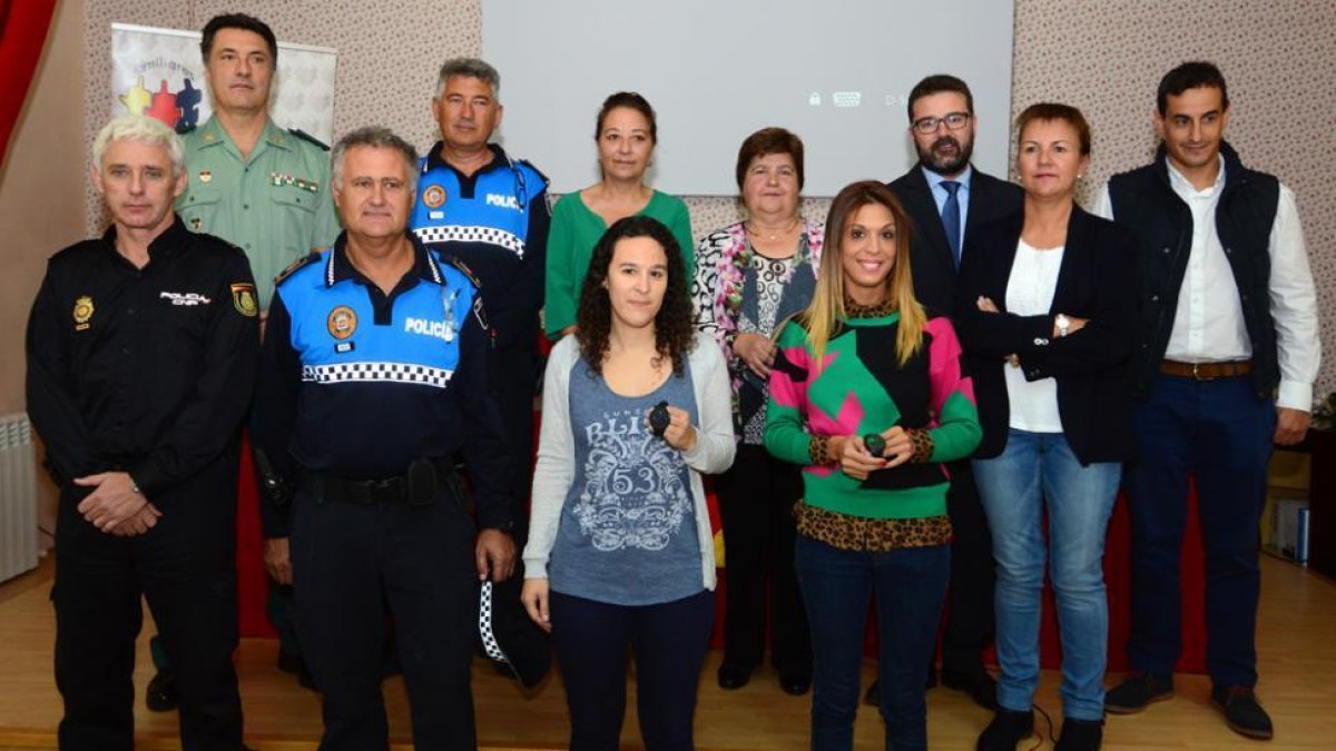 Responsables de los cuerpos de seguridad y de las entidades implicadas en el proyecto durante la presentación.-ÁLVARO MARTÍNEZ