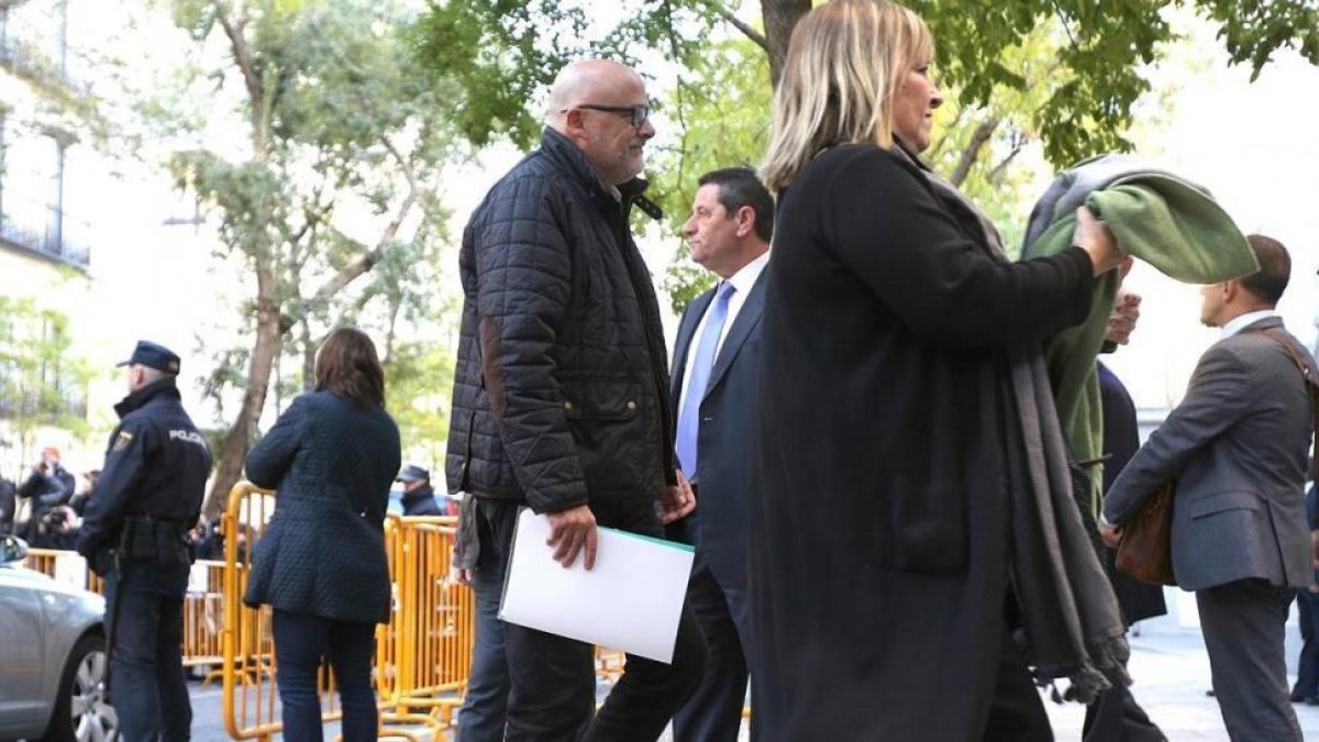 Lluís Corominas y Ramona Barrufet, a su llegada al Supremo.-/ DAVID CASTRO