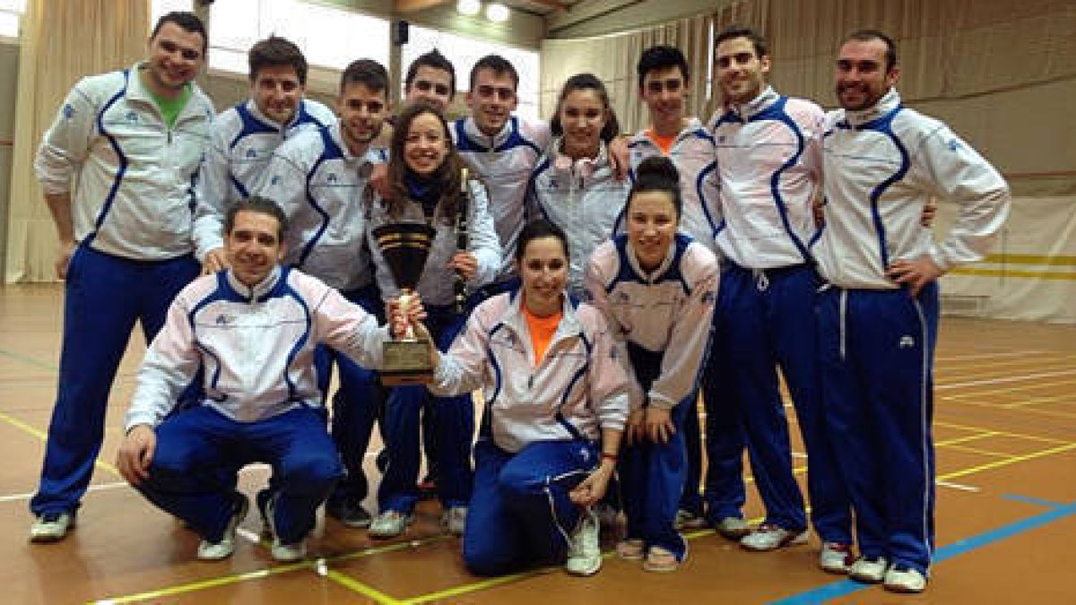 Los integrantes del Club Bádminton Soria con el trofeo de campeones. / DELEGACIÓN SORIANA DE BÁDMINTON