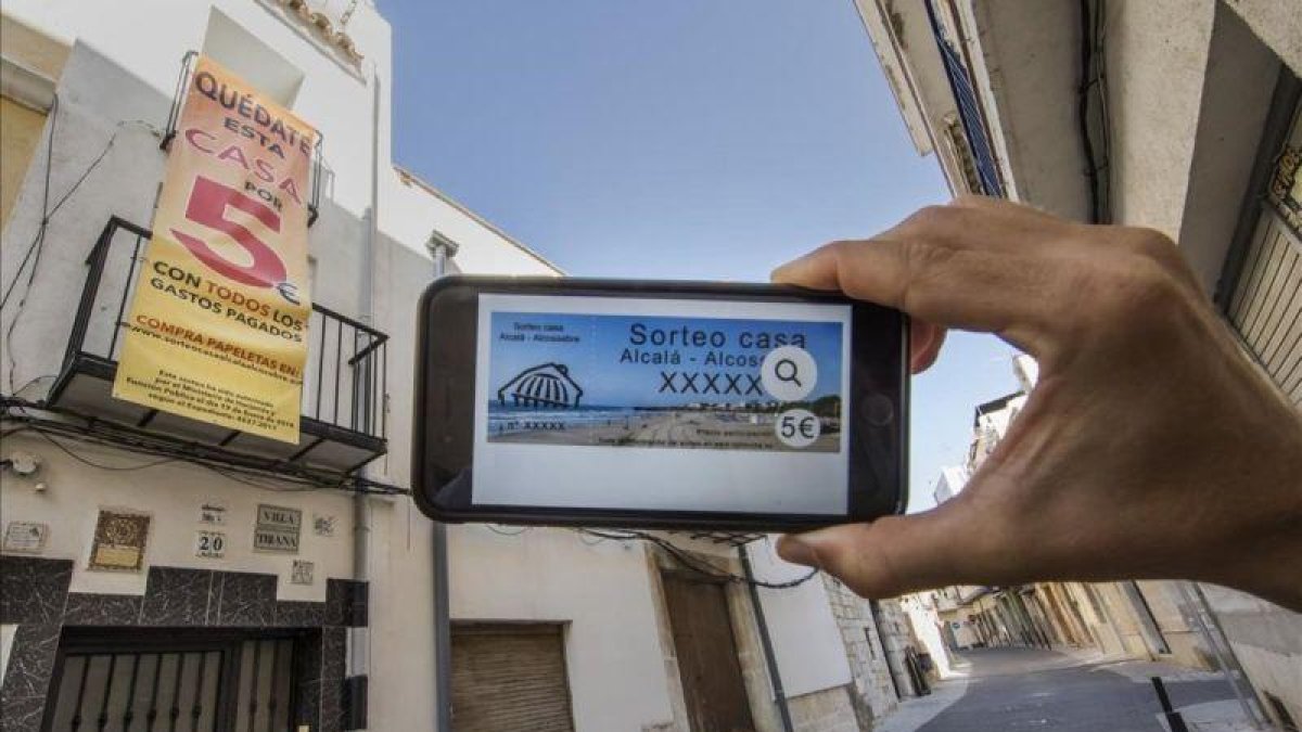 Fachada de la casa de Alcalá de Xivert, en Castellón, que se vende por sorteo.-MIGUEL LORENZO
