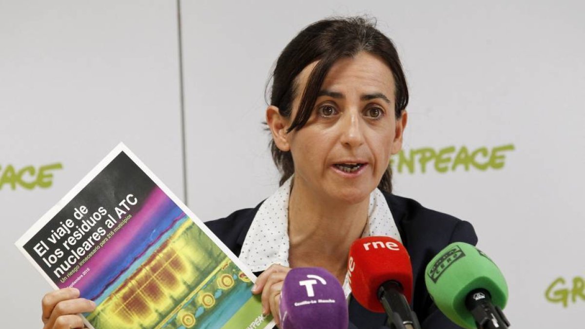 La responsable de la campaña antinuclear, Raquel Montón durante la rueda de prensa de Greenpeace para alertar de los riesgos del transporte de residuos nucleares hasta el ATC para los habitantes de 216 municipios-Ical