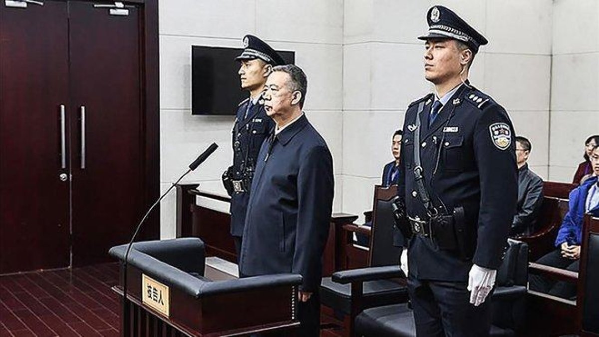 El exjefe de Interpol Meng Hongwei (centro) ecucha el veredicto del tribunal de la ciudad china de Tianjin.-AFP